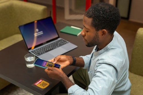 medium-shot-man-restaurant-with-smartphone