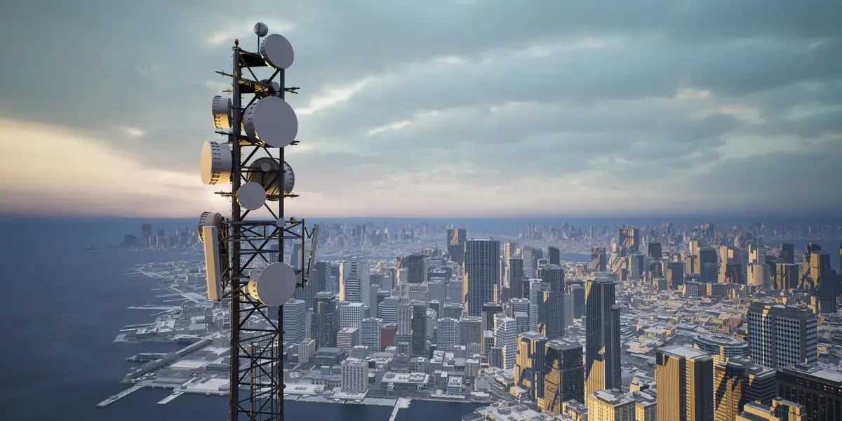 telecommunication-tower-with-5g-cellular-network-antenna-city-c