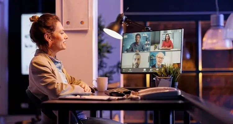 webp_manager-explaining-marketing-statistics-online-videocall